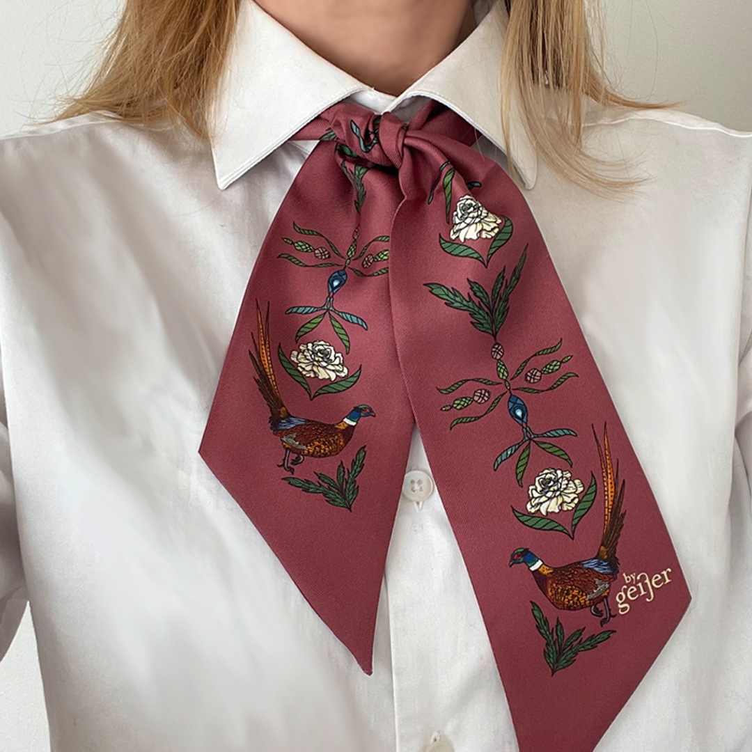 Minisidensjal med fasaner och blommor på plommonfärgad bakgrund. - By Geijer