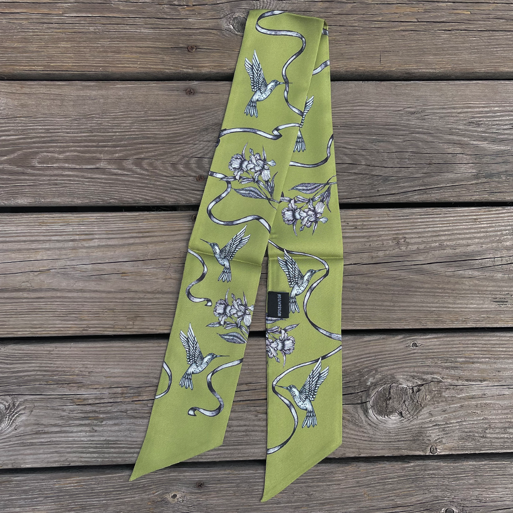 Minisidensjal med kolibris och blommor på olivgrön bakgrund - By Geijer