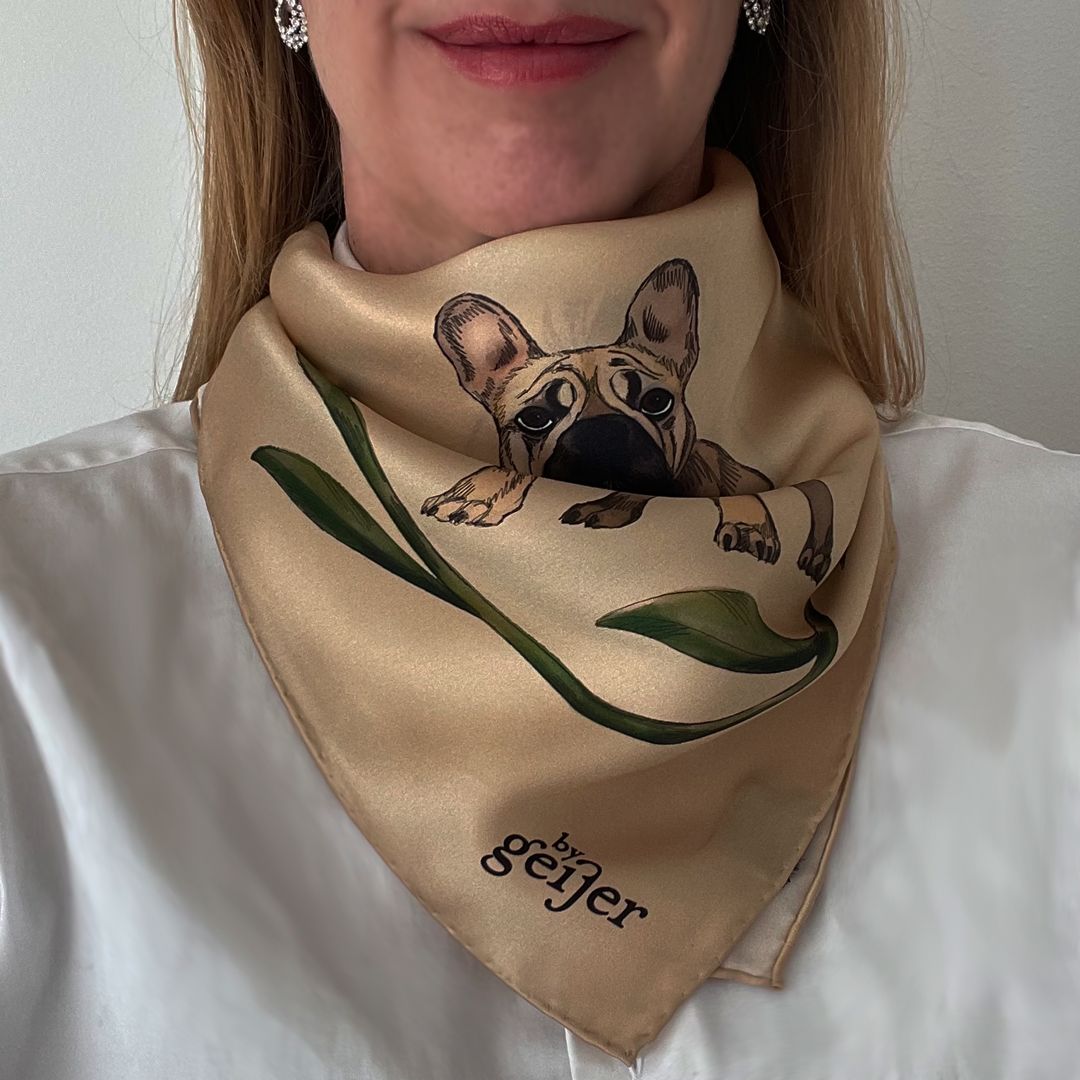 Mellansidensjal med bulldogs och pioner på champagne bakgrund. - By Geijer