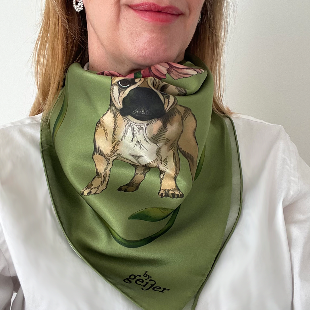Mellansidensjal med bulldogs och pioner på oliv bakgrund. - By Geijer