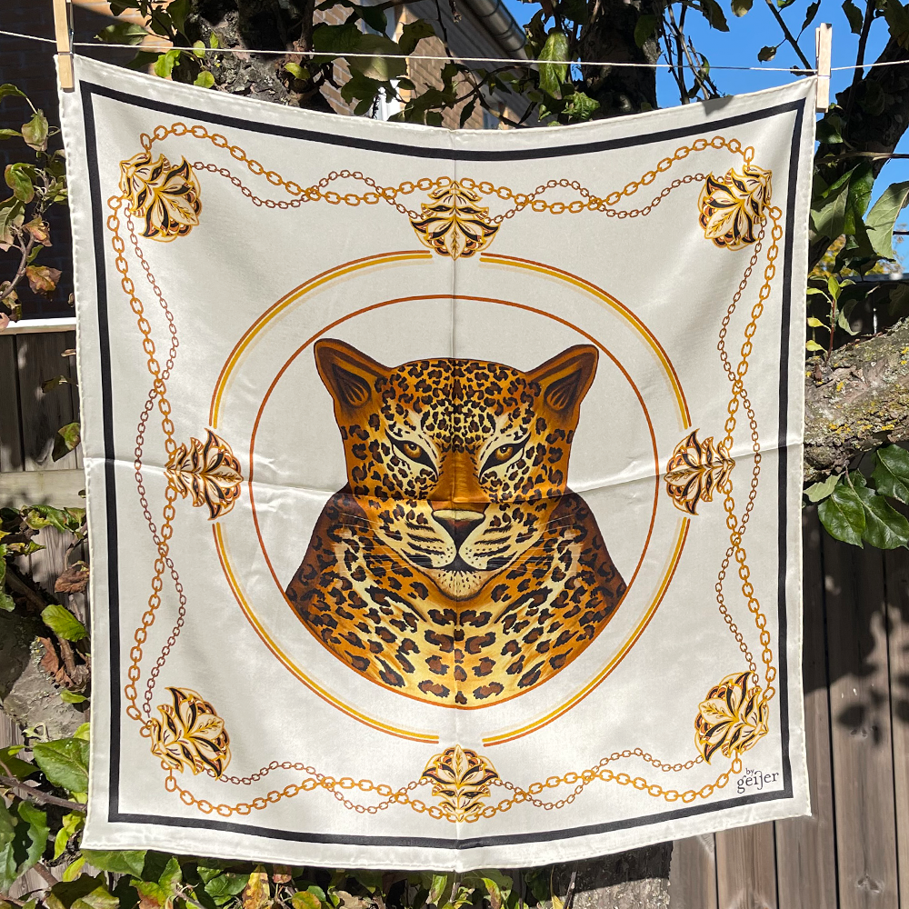 Sjal i 100% siden - klassiskt leopardmönster på gräddvit bakgrund - By Geijer
