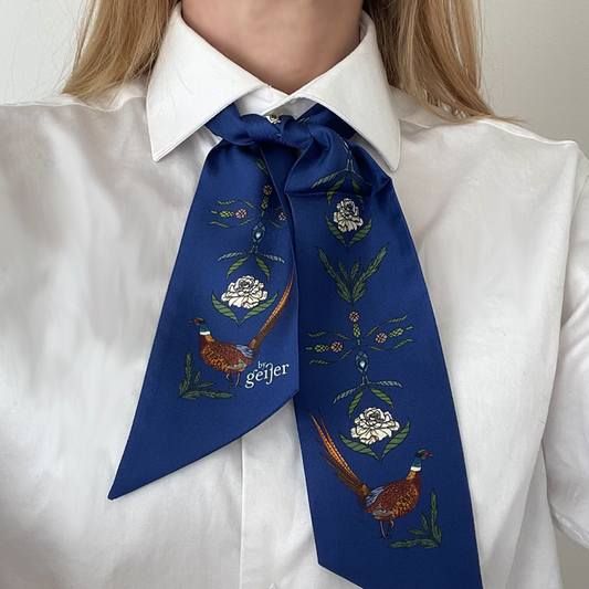 Minisidensjal med fasaner och blommor på marinblå bakgrund. - By Geijer