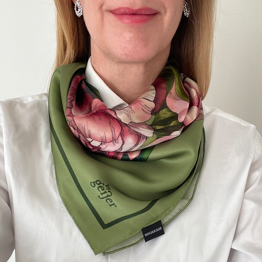 Mellansidensjal med pioner på oliv bakgrund - By Geijer