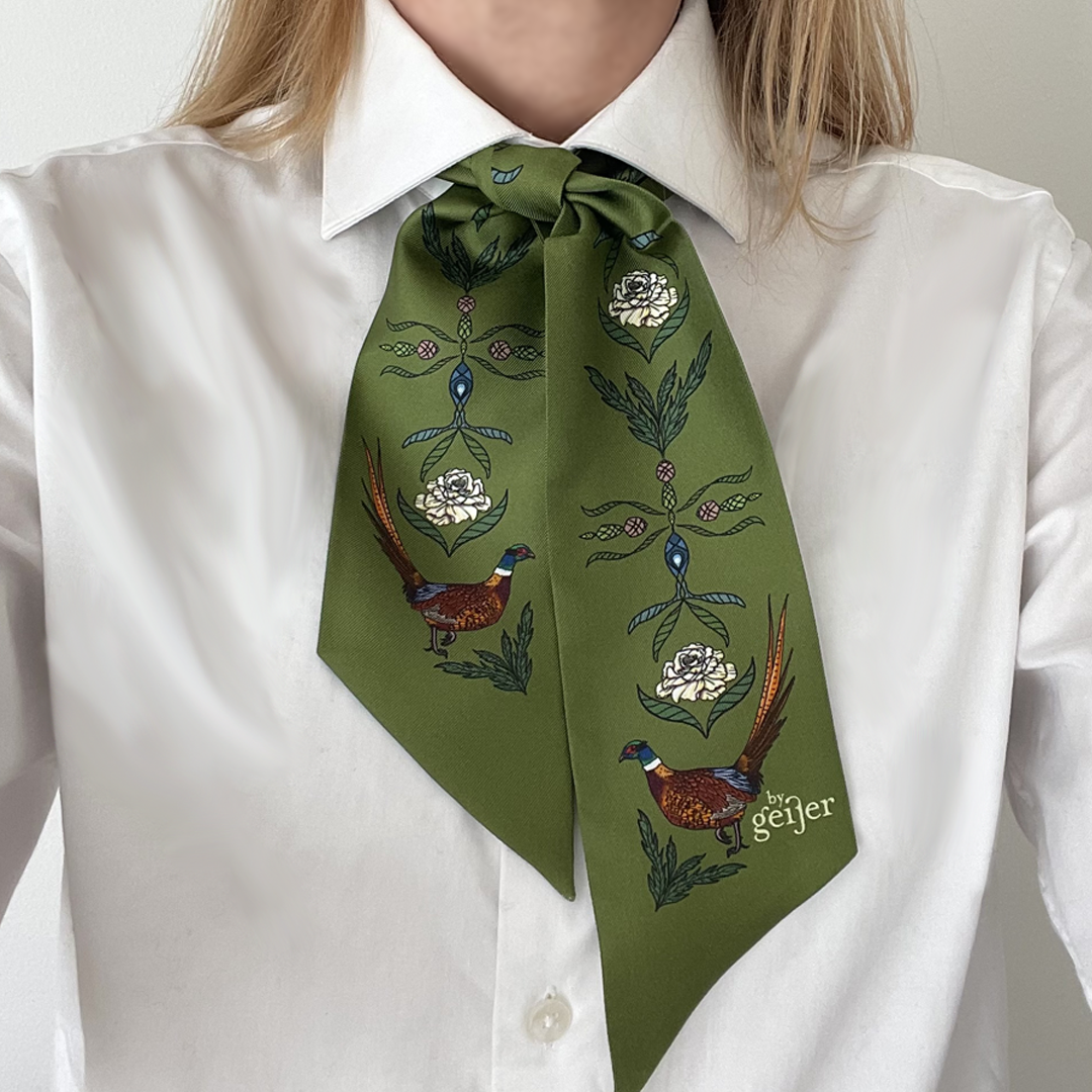 Minisidensjal med fasaner och blommor på olivgrön bakgrund - By Geijer